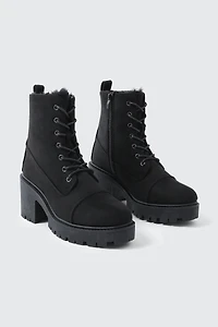 Bottes lacées doublées en fausse fourrure