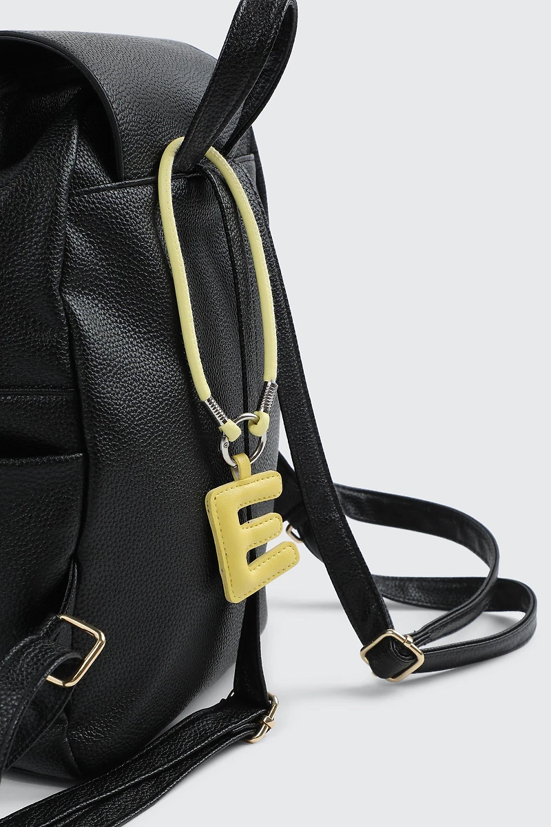 Breloque en faux cuir initiale E jaune et sangle