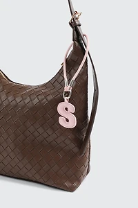 Breloque en faux cuir initiale S rose et sangle