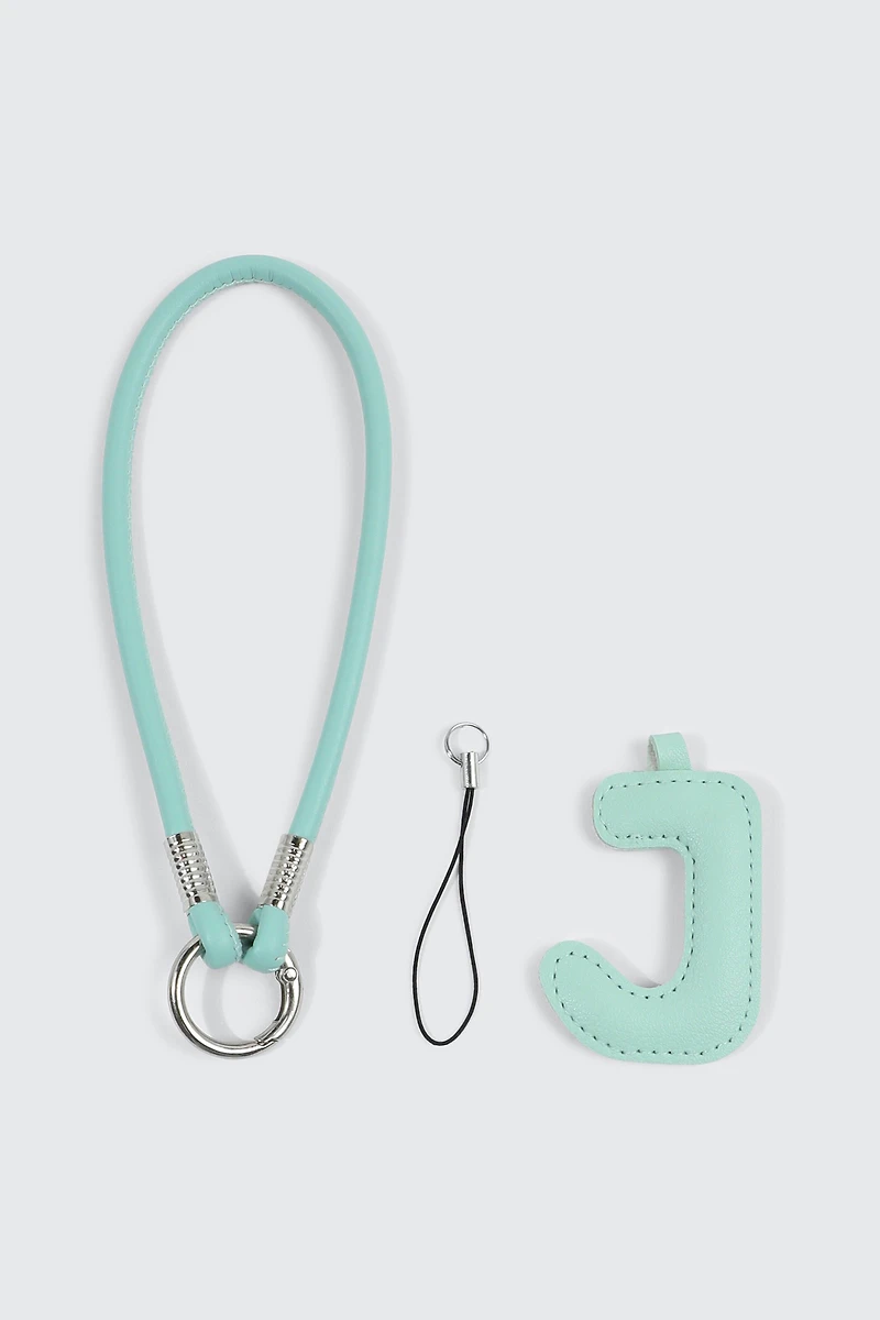 Breloque en faux cuir initiale J verte et sangle