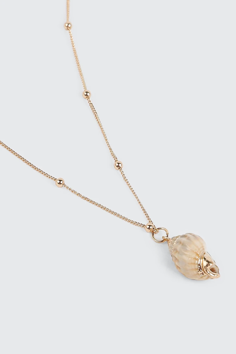 Collier avec pendentif coquillage