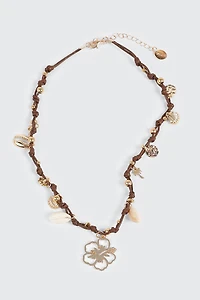Collier en cordon noué avec breloques