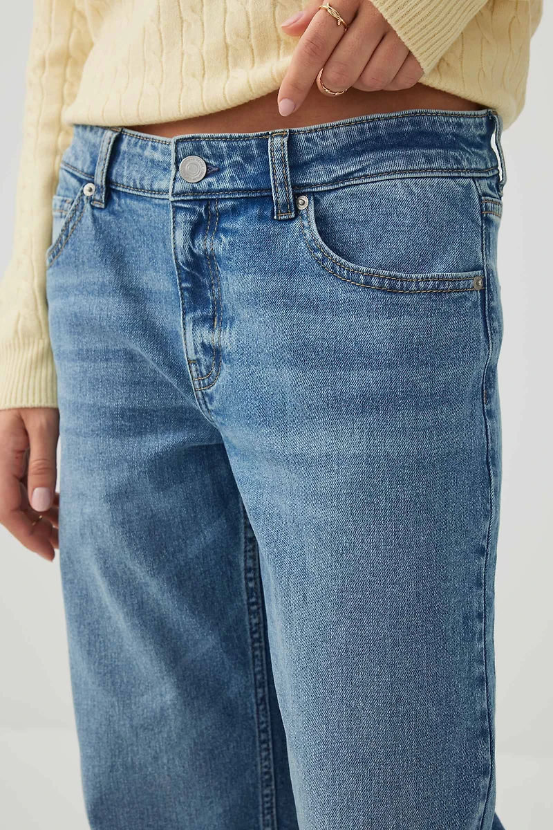 Le jean droit et taille mi-haute coupe Époque
