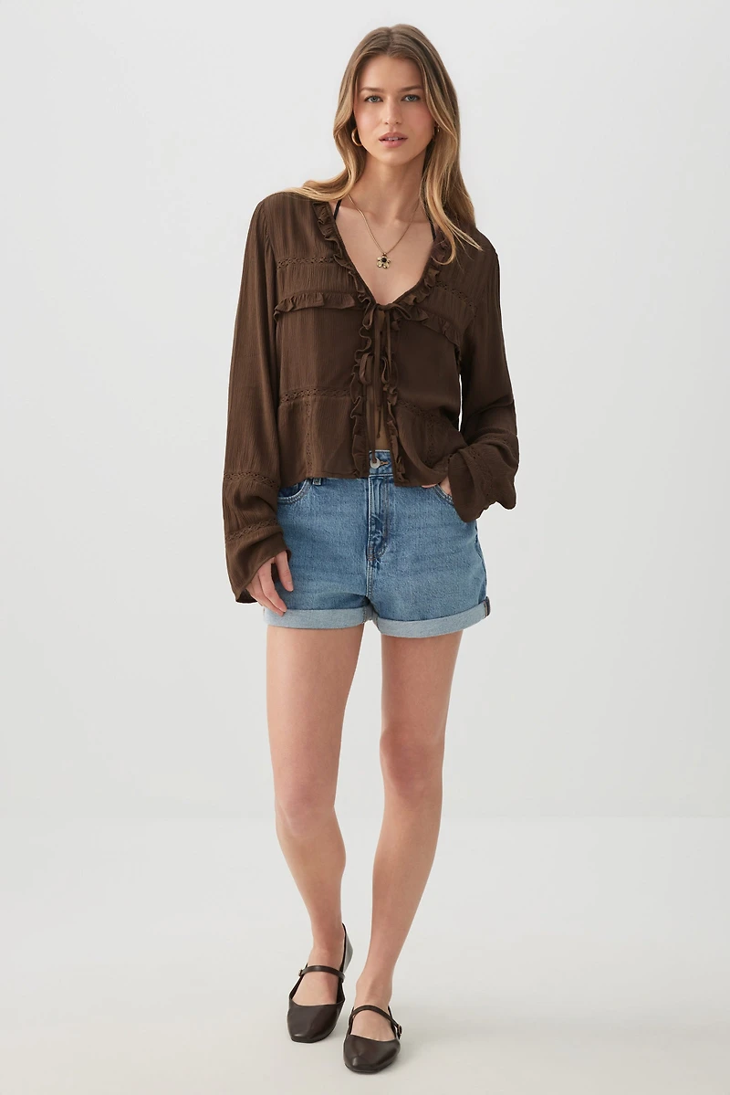 Blouse nouée à l'avant en tissu froissé volants