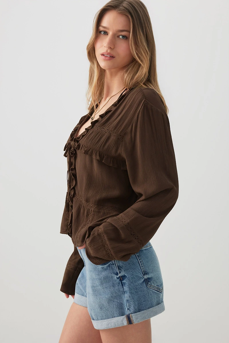 Blouse nouée à l'avant en tissu froissé volants