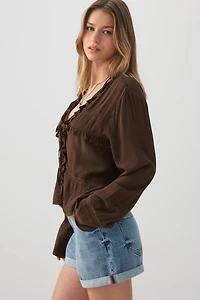 Blouse nouée à l'avant en tissu froissé volants