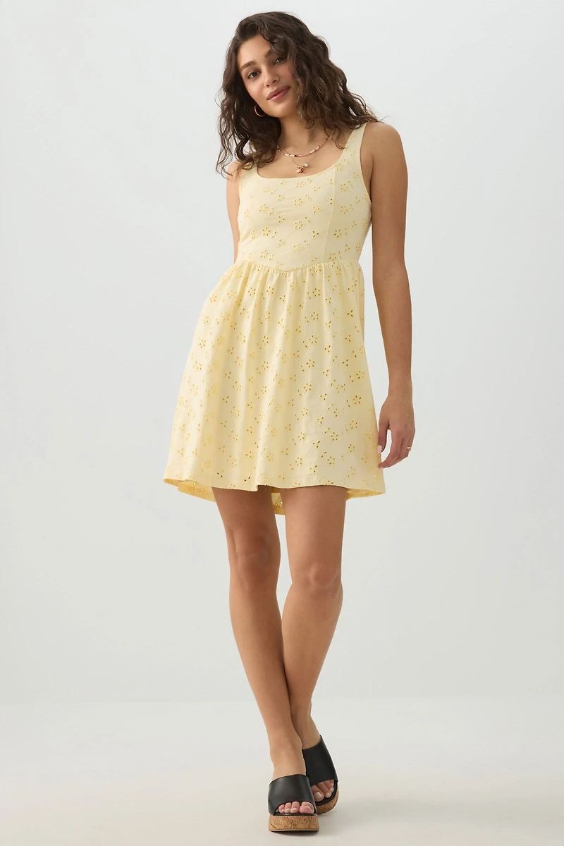 Robe courte à broderie anglaise taille en V