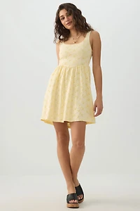 Robe courte à broderie anglaise taille en V