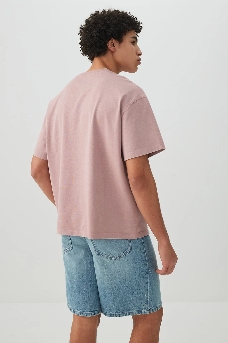 T-shirt graphique doux de coupe carrée