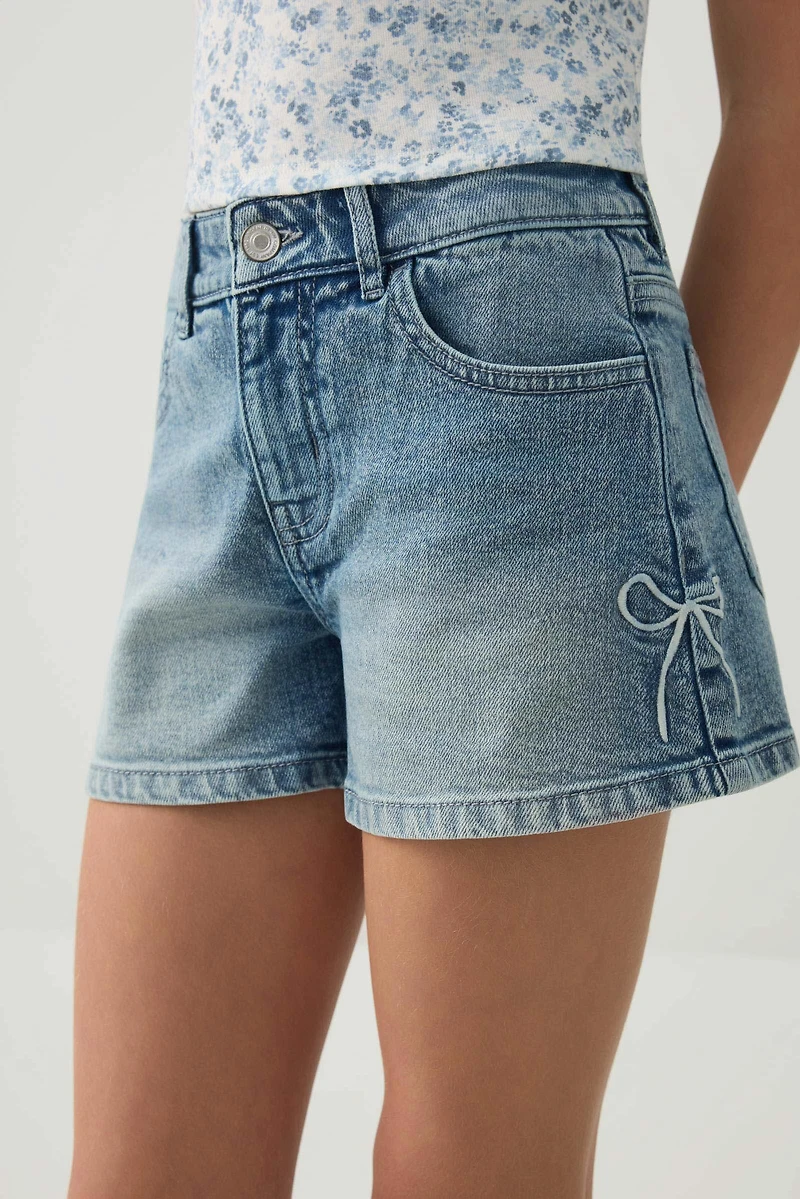 Short en denim à détail de boucles