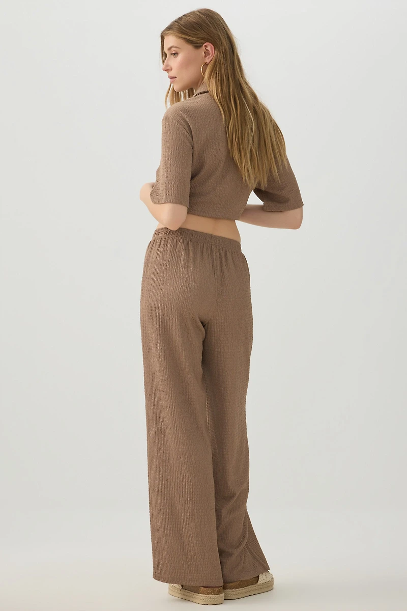 Pantalon à jambe large en tissu texturée