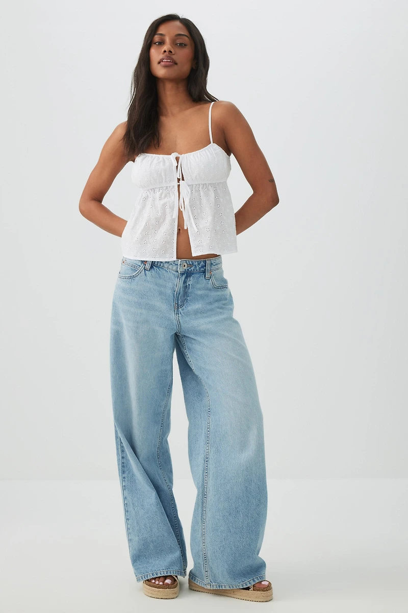 Camisole courte nouée à œillets