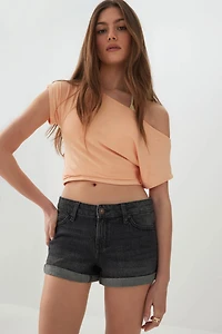 Short court taille basse en denim
