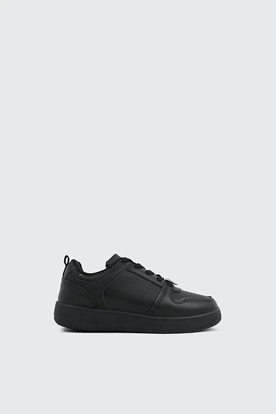Espadrilles basketball à détail de breloque