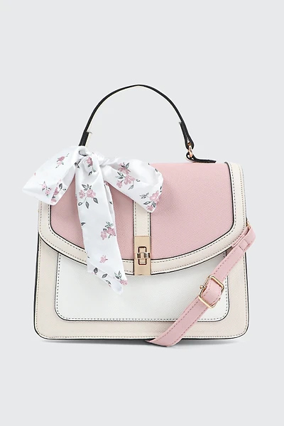 Sac carré à poignée et détail de foulard