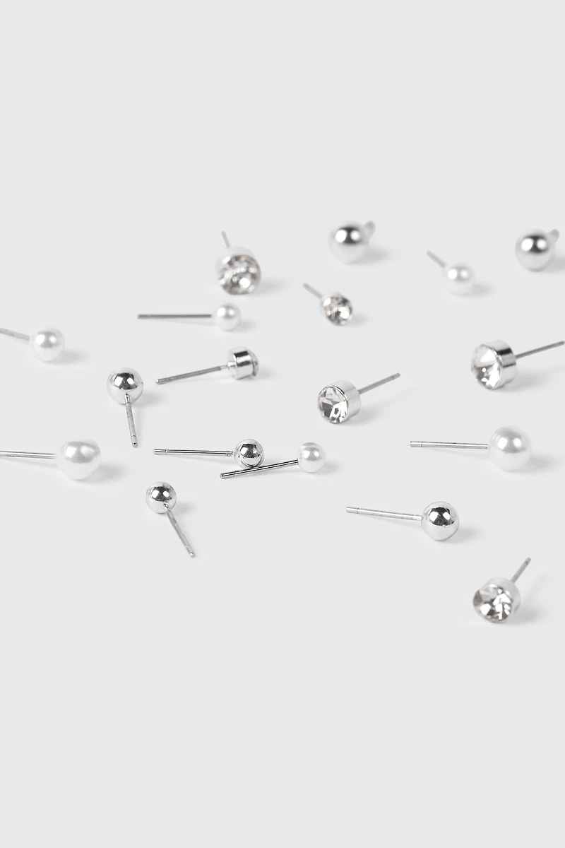 9 paires de boucles d'oreilles à clous