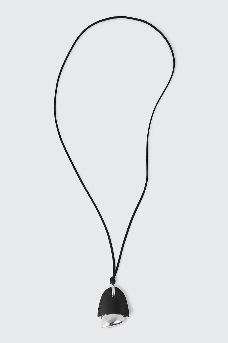Collier cordon à pendentif