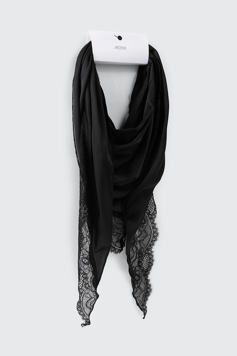 Foulard triangulaire satiné à bordure de dentelle