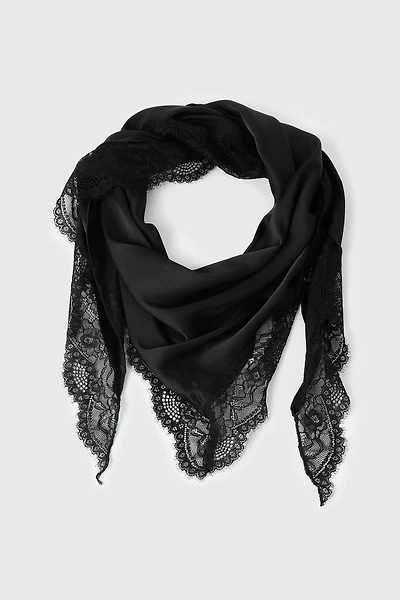 Foulard triangulaire satiné à bordure de dentelle