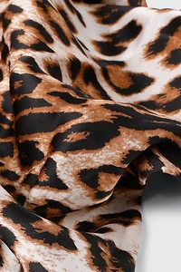 Foulard carré en satin à imprimé léopard