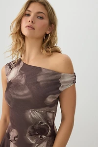 Robe courte fleurie à col bénitier