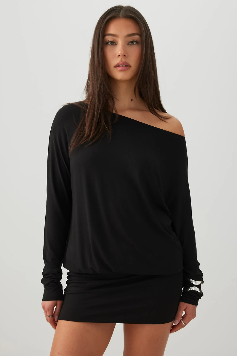 Robe courte à encolure asymétrique