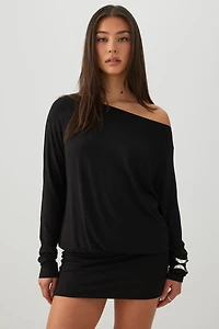 Robe courte à encolure asymétrique