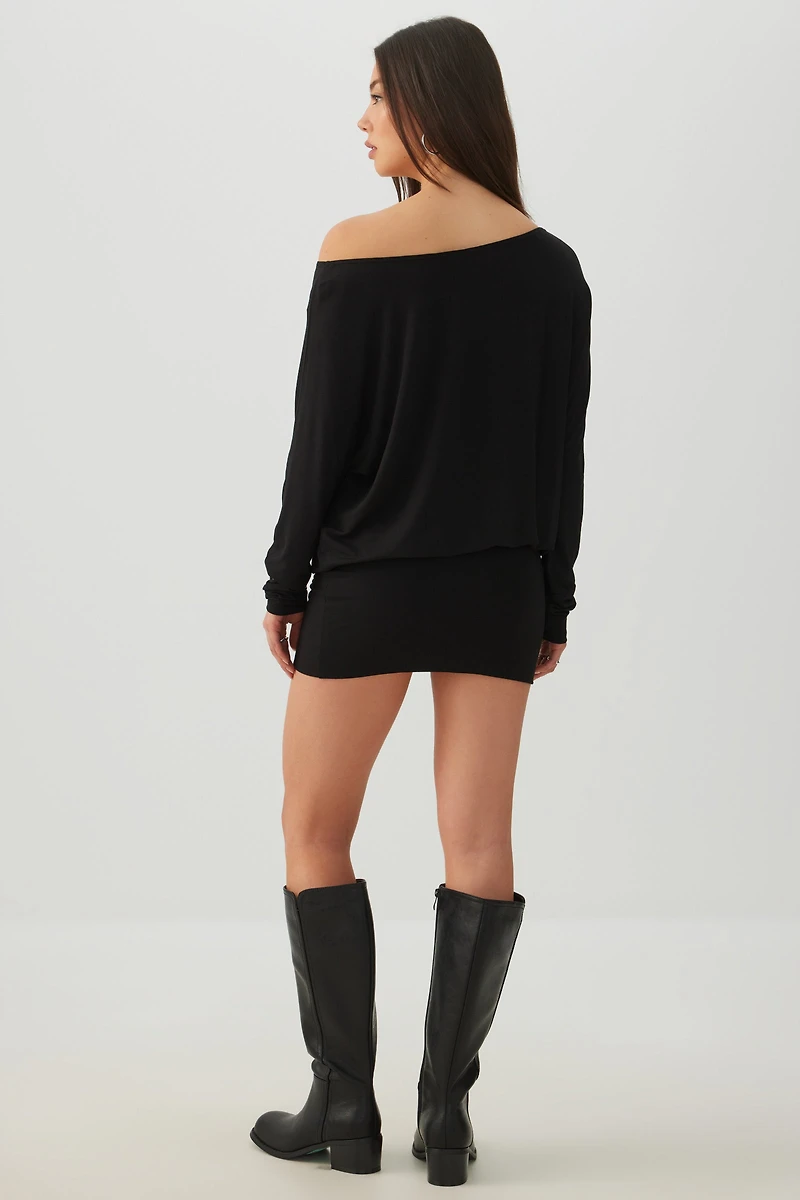 Robe courte à encolure asymétrique