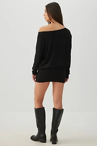Robe courte à encolure asymétrique