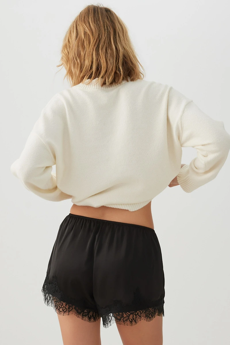Short court en satin à bordure dentelle