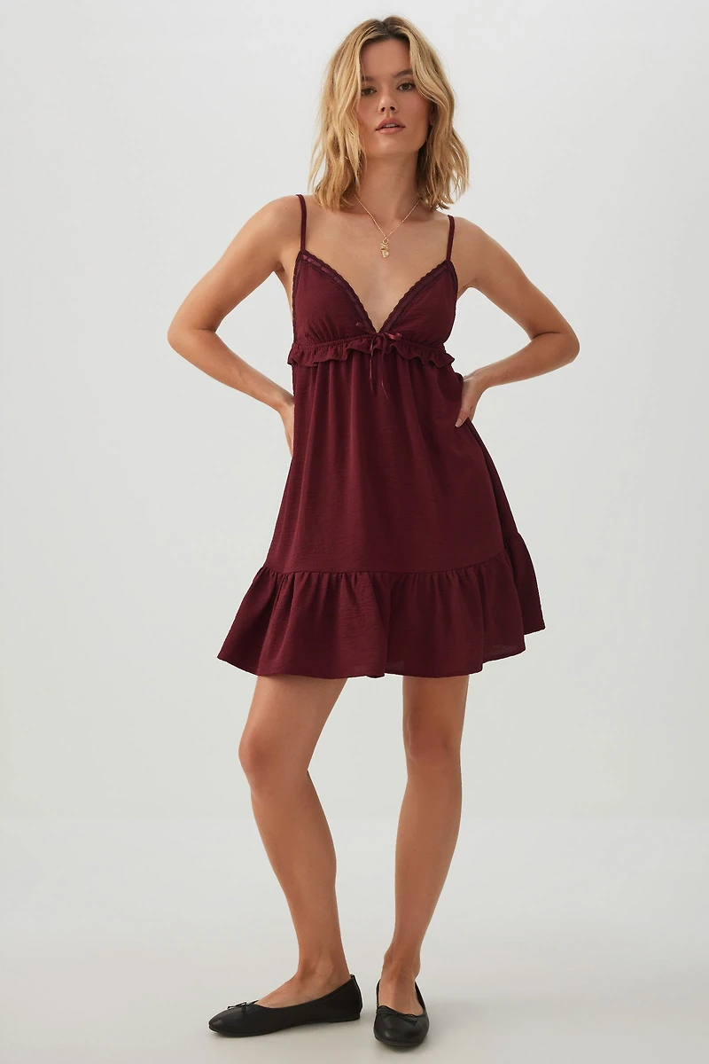 Robe courte fluide à bordure en dentelle et ruban