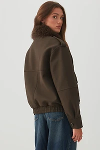 Manteau en faux cuir avec col amovible