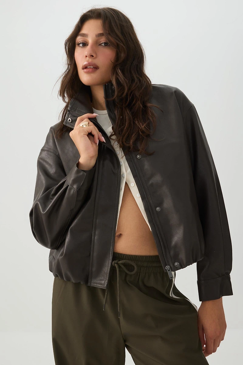 Manteau en faux cuir à col montant