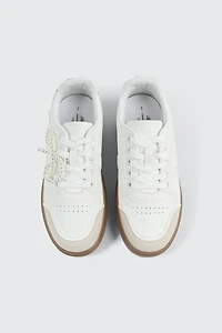 Espadrilles à détail de boucle perlée
