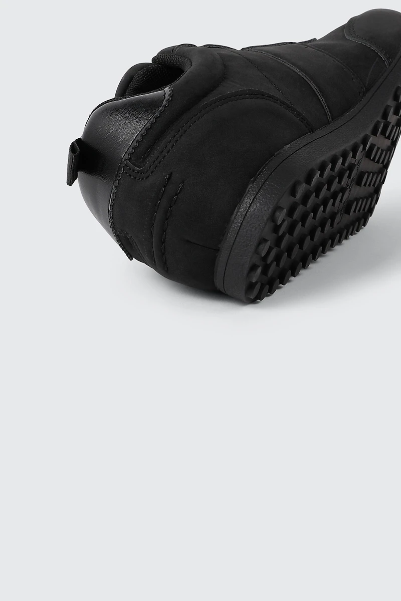 Tennis Shoes