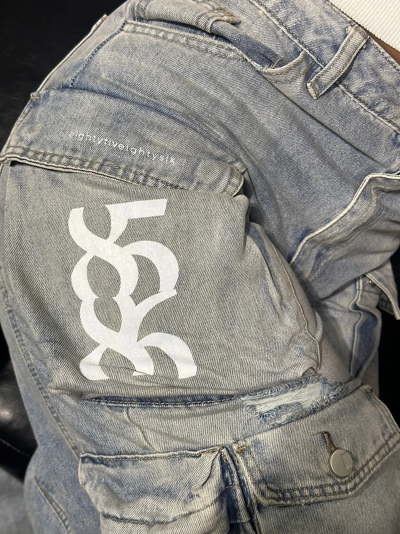 8586: DISTRESSED CARGO JEANS