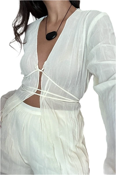8586: THE SHEER CREAM TOP
