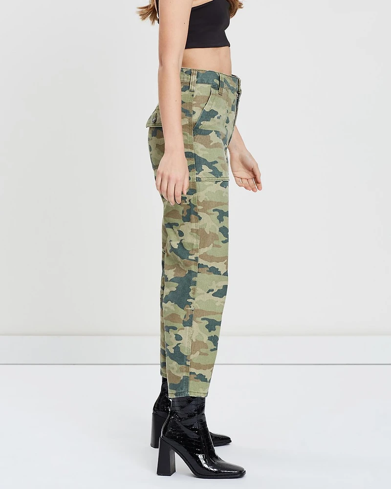 FREE PEOPLE: REMY CAMO CROPPED PANTS