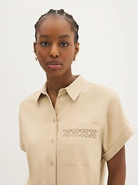 Blouse boutonnée sur le devant avec ourlet en crochet