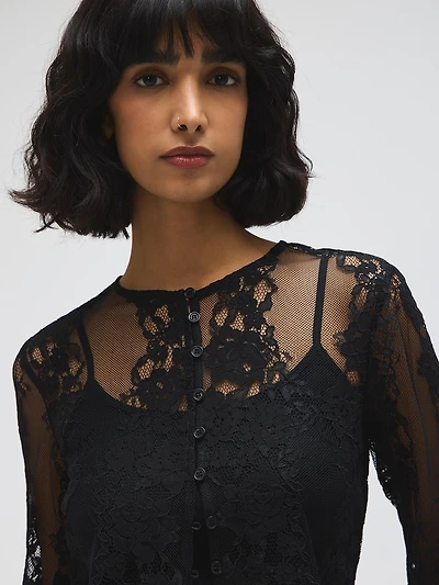 Haut boutonné en dentelle festonnée