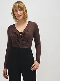 Haut froncé avec ouverture et col en V