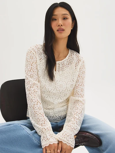 Scallop Lace Top With Keyhole