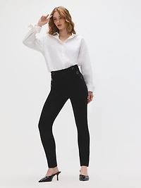 Pantalon à jambe ajustée et détails boutonnés