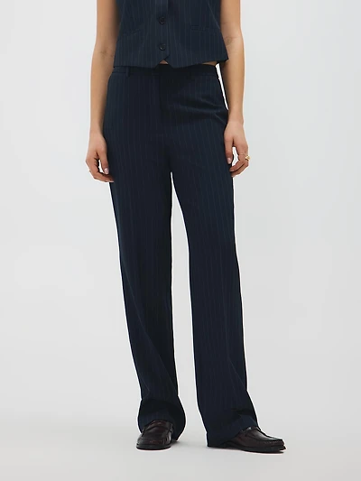 Pantalon à fines rayures et jambe droite