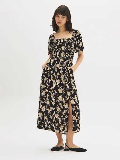 Robe longue fleurie à détails smockés