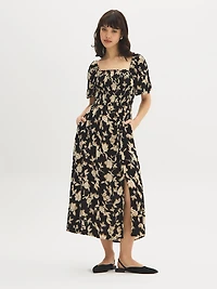 Robe longue fleurie à détails smockés