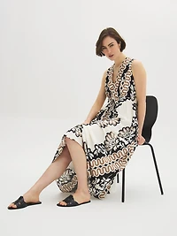 Robe mi-longue imprimée et texturée à col en V