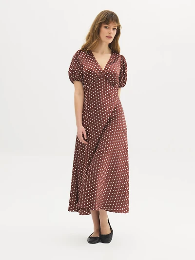 Robe mi-longue en satin à pois