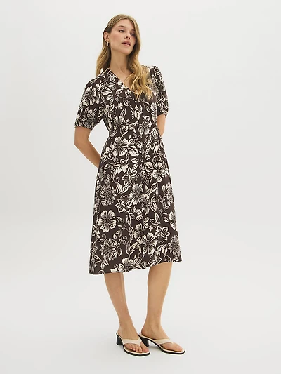 Robe mi-longue imprimée et boutonnée sur le devant