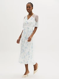 Robe mi-longue en mousseline et dentelle florale